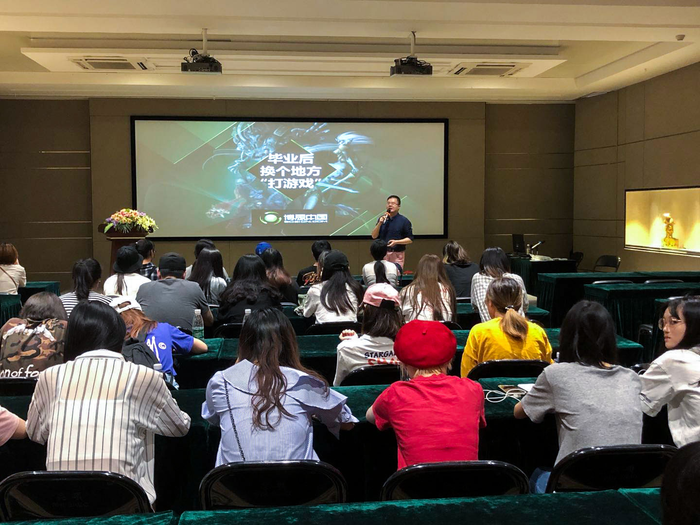东华大学师生团体莅临TCG彩票
参观
